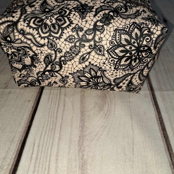 Vince Camuto Cosmetic Makeup Toiletry Travel Bag Pouch Lace Look - Picture 4 of 9